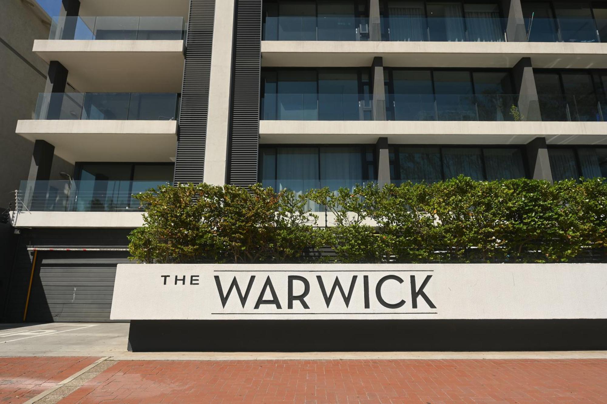 Modern One Bedroom In The Warwick *