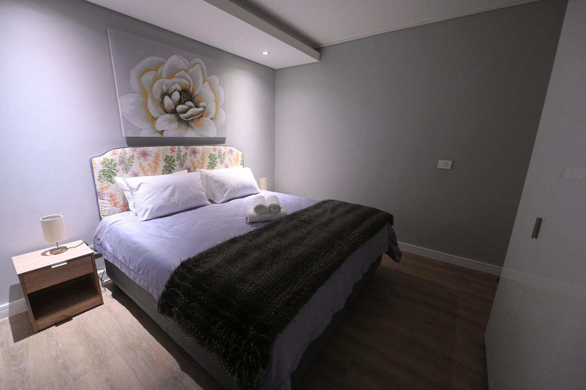 Modern One Bedroom In The Warwick *